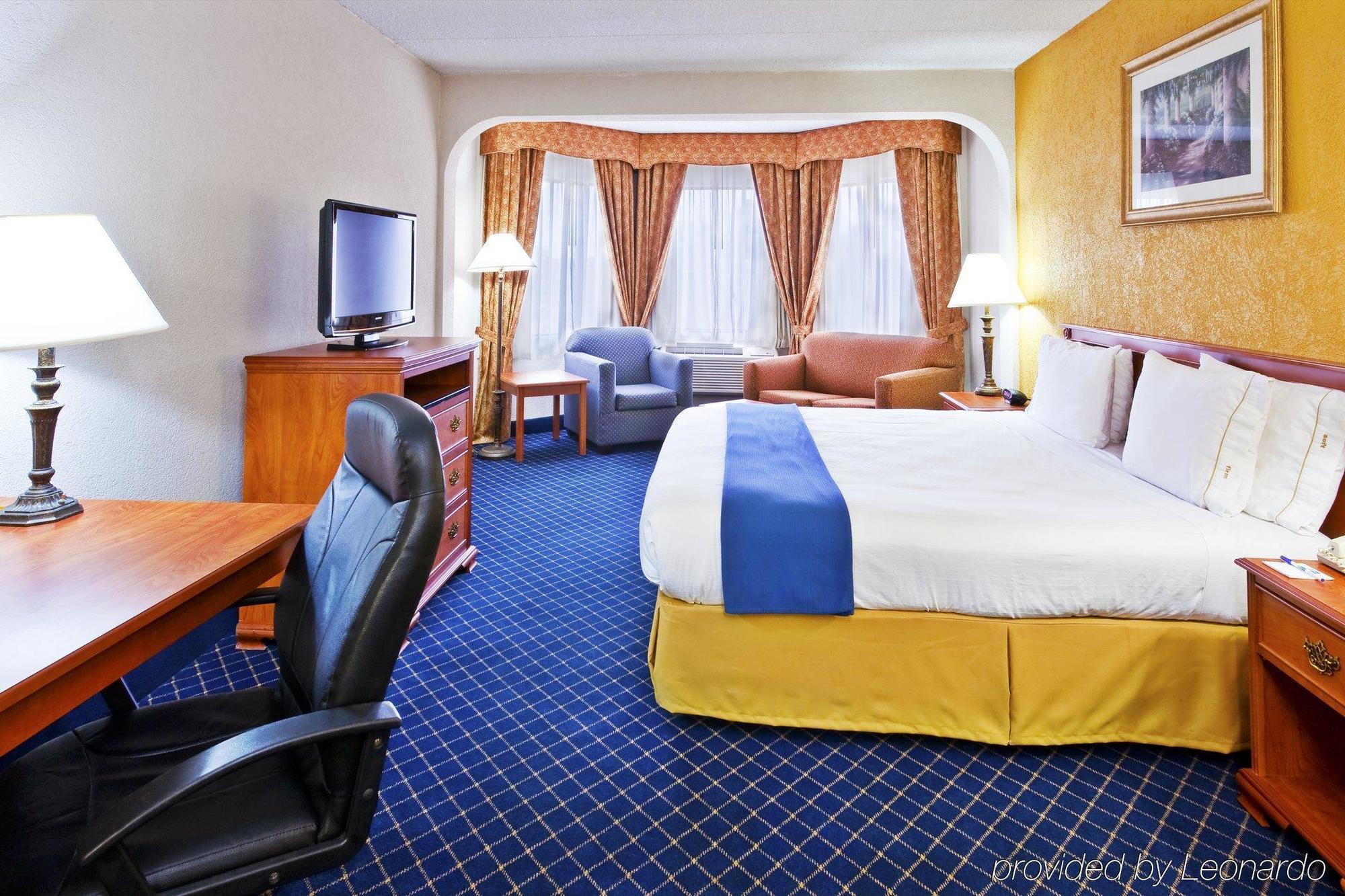 Holiday Inn Express & Suites Nashville-I-40 & I-24 Room photo